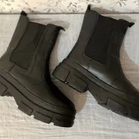 نیم بوت چرم رنگ مشکی کاملا نو و سالم