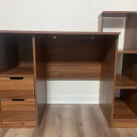 میز تحریر و کامپیوتر