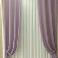 پرده ، حریر ساده زمینه سفید کناره ها بنفش یاسی