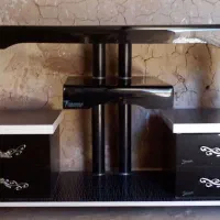 یک میز تلویزیون و سه تا تابلو