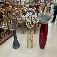 گلدان ایستاده کنار سالنی شیشه گل مصنوعی دکوراسیون
