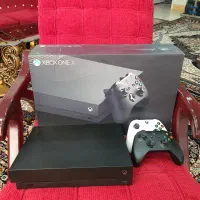 Xbox one X 1tb دو دسته دیسک خور بسیار نو