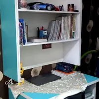 کتابخانه و میز کامپیوتر
