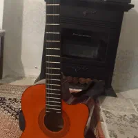 گیتار ساده با محل اتصال بلندگو