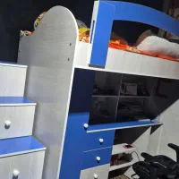 تخت خواب نوجوان همرا ه با میز تحریر بسیار تمیز