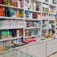 فروشنده خانم در لوازم آرایشی بهداشتی