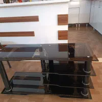 میز تلویزیون و دستگاه دیجیتال