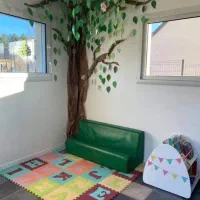 مربیگری کودک خانم برای کار در مرکز کودک و خلاقیت