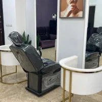 سالن زیبایی پرمشتری شیک با تجهیزات کامل