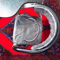 صندلی دسته دار فلزی با روکش چرم در حد نو|صندلی و نیمکت|اصفهان, حسین‌آباد|دیوار