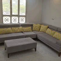 مبل راحتی به همراه کوسن و آباژور