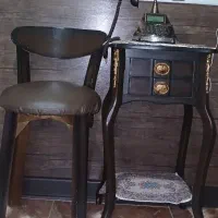 تلفن کلاسیک و میز و صندلی