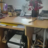 میز تحریر و کامپیوتر