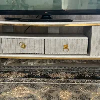 یک عدد میزتلویزیون به فروش میرسد