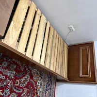 تخت چوبی یک نفره و میزتحریر و دکور