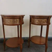 میز تلفن و مجسمه