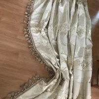 کنار پرده ای