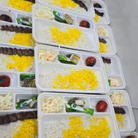 دو نفر کارگر ساده رستوران