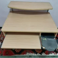 میز تحریر و کامپیوتر