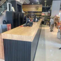 فروشنده و صندوقدار خانم و اقا