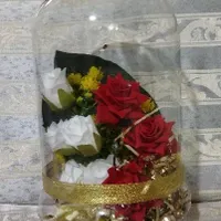 گل مصنوعی در باکس شیشه ای