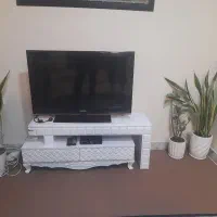 تلویزیون ۴۲سامسوگ و میز تلویزیون و گیرنده دیجیتال