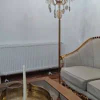 آباژور ایستاده کنار سالنی|چراغ خواب و آباژور|هشتگرد, فاز ۲ مهستان|دیوار