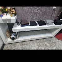 تعدادی میز رگال قفسه مانکن برای پوشاک
