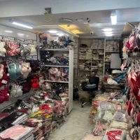 به یک خانم جوان جهت فروشندگی لباس زیر زنانه