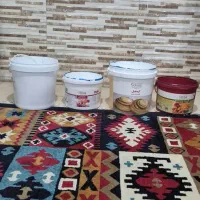 سطل در دارد ومحکم در سایزهای هایه مختلف