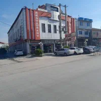 دابو دشت ساختمان تجاری دو طبقه بر آسفالت