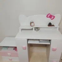 میز تحریر و کامپیوتر