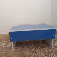 میز تحریر نشسته