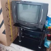 میز وتلویزیون و دستگاه دیجیتال سالم