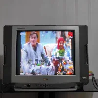 تلویزیون ۲۱ اینچ LG و میز شیشه ای