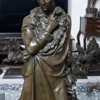 انگور به دست مجسمه برنزی