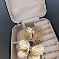 گوشواره گل طلایی و نقره ای|جواهرات|اسلام‌شهر, |دیوار