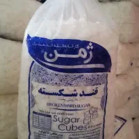 فروشنده صندوق دار خانوم در عمده‌ فروشی مواد غذایی