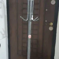 جا لباسی ایستاده