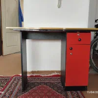 میز تحریر و کامپیوتر