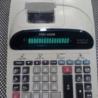 میز جلو مبلی و ماشین حساب