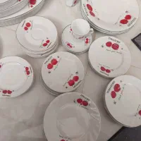 تعداد زیادی ظروف گوجه ای|ظروف سرو و پذیرایی|قلعه شاهین, |دیوار