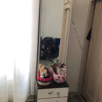 یک عدد میز آرایش ایستاده