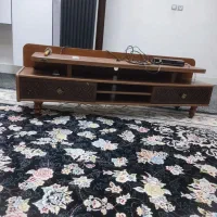 فرش و زیر تلویزیونی