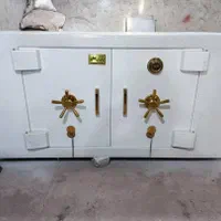 گاو صندوق.خوابیده.      گاوصندوق.ایستاده|ابزارآلات|اصفهان, شیخ اشراق|دیوار