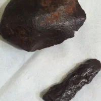 سلام.فروش دوقطعه شهاب سنگ یکی جذب آهنرباداره