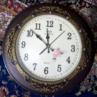 ساعت دیواری معروف به دور همی