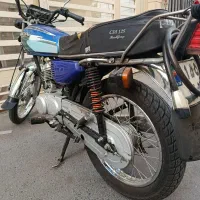 هندا ۱۲۵ با لوازم اضافی
