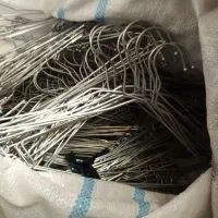 تعدادی چوب لباسی و وسایل مغازه