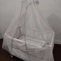 تخت و گهواره کنار مادر